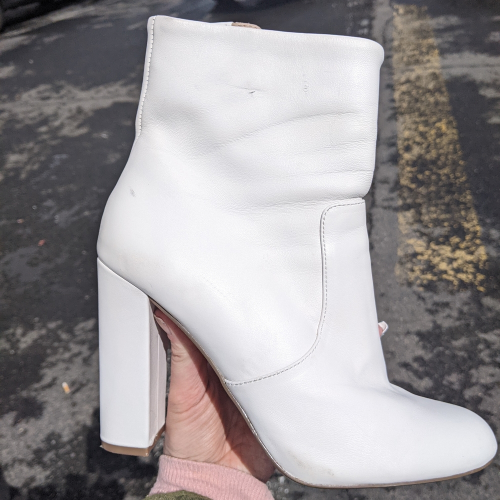 Steve Madden Elegant White Heeled Boots. Great Condition